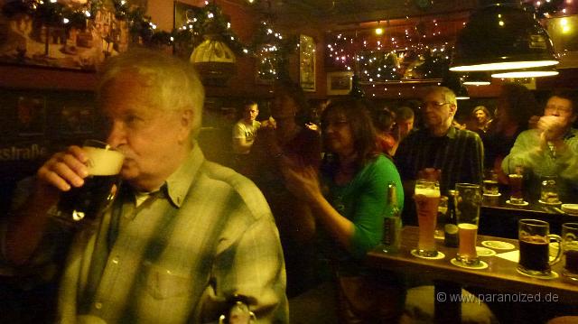 2014 Podium unscharf 011.jpg - Viele noch nicht leere Gläser